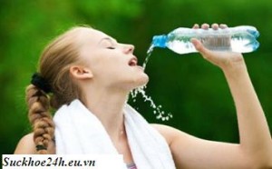 Cách uống nước gây hại sức khỏe, cach uong nuoc gay hai suc khoe